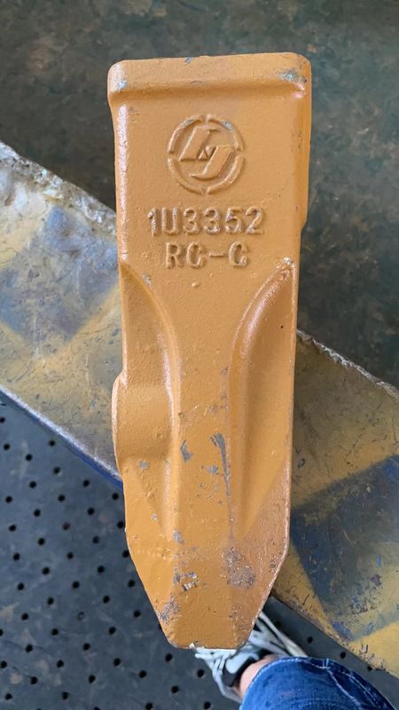 Acciaio legato escavatore secchio denti forgiatura fusione IU3352 denti di roccia per gatti E320