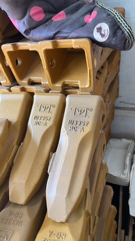 Acciaio legato escavatore secchio denti forgiatura fusione IU3352 denti di roccia per gatti E320