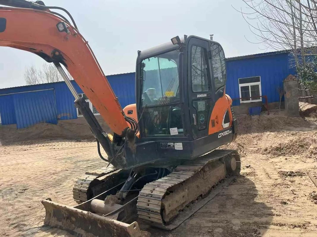 Bene mantenuto usato 2020 Doosan DX60-9C 6 tonnellate escavatore per lavori di utilità paesaggistica