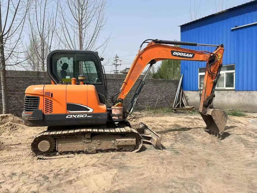 Bene mantenuto usato 2020 Doosan DX60-9C 6 tonnellate escavatore per lavori di utilità paesaggistica
