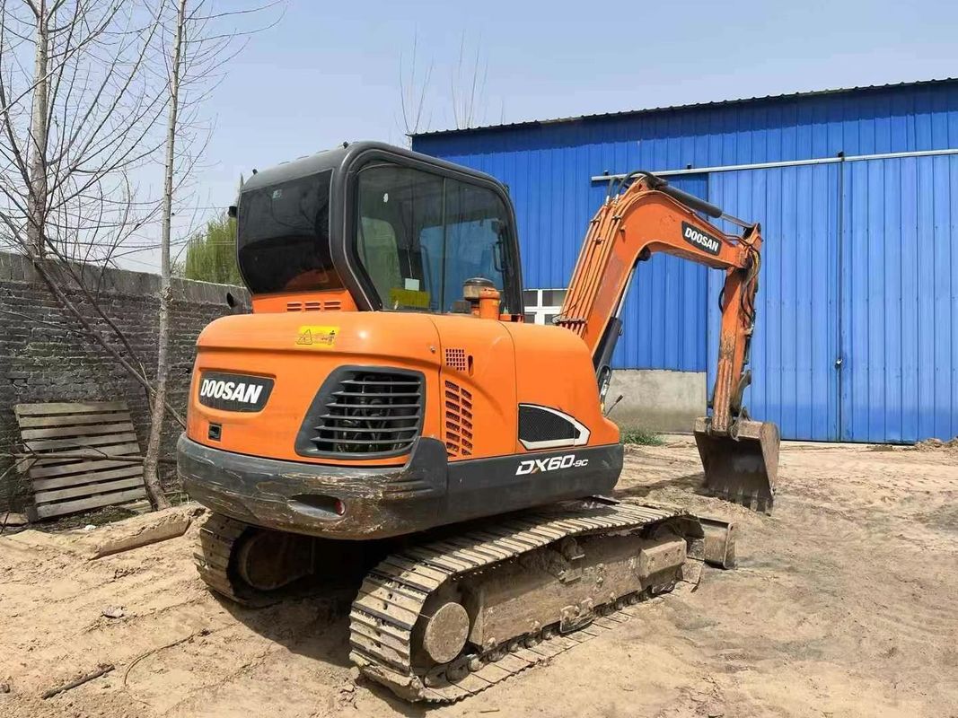 Bene mantenuto usato 2020 Doosan DX60-9C 6 tonnellate escavatore per lavori di utilità paesaggistica