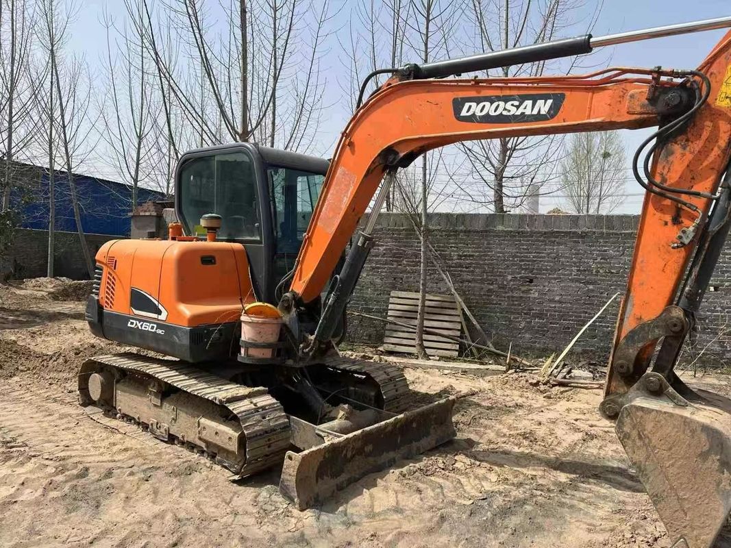 Bene mantenuto usato 2020 Doosan DX60-9C 6 tonnellate escavatore per lavori di utilità paesaggistica