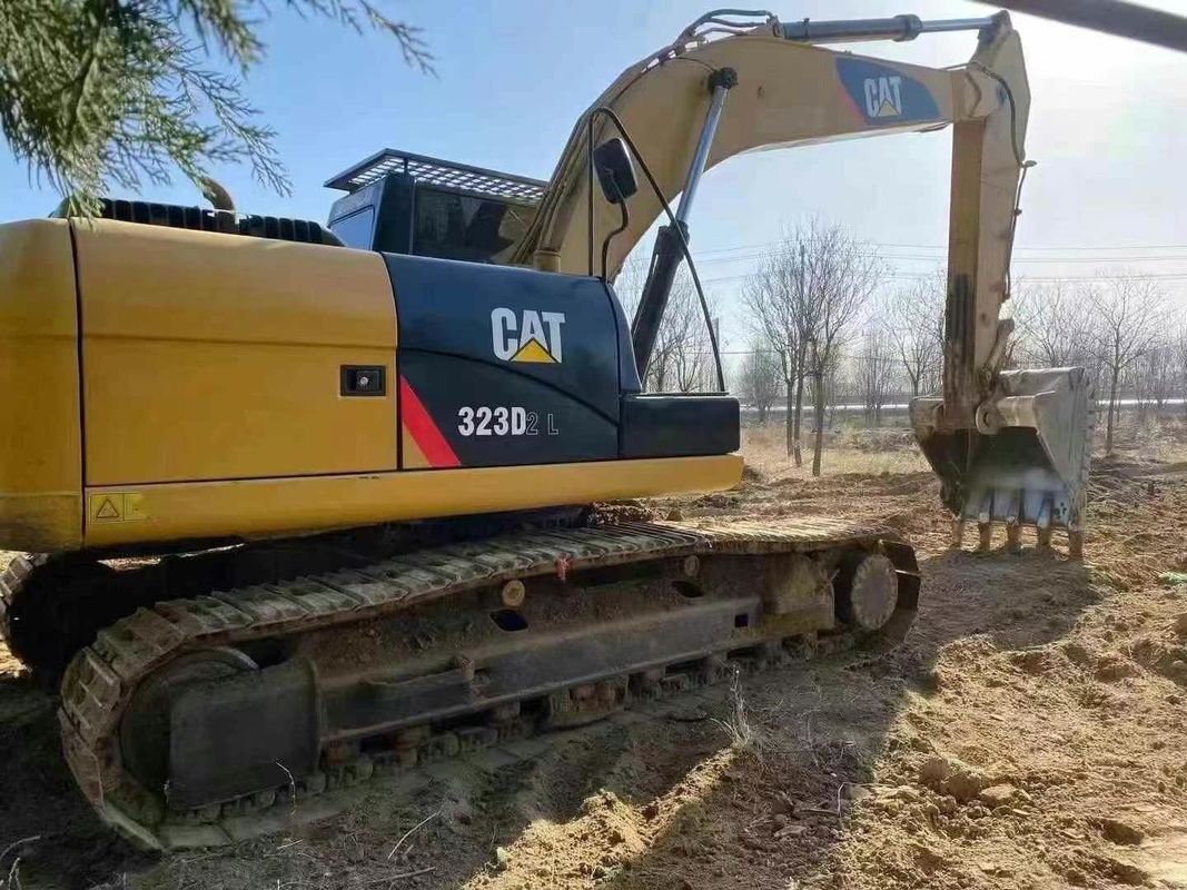 Escavatore usato  323D in ottime condizioni, pronto per lavori pesanti