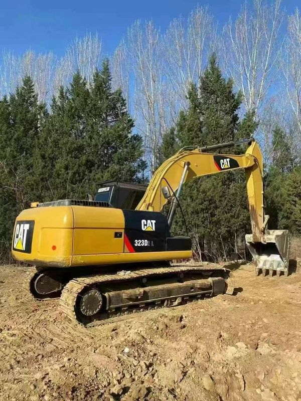 Escavatore usato  323D in ottime condizioni, pronto per lavori pesanti