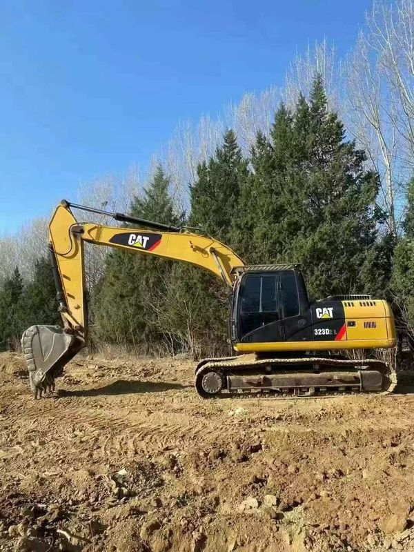 Escavatore usato  323D in ottime condizioni, pronto per lavori pesanti