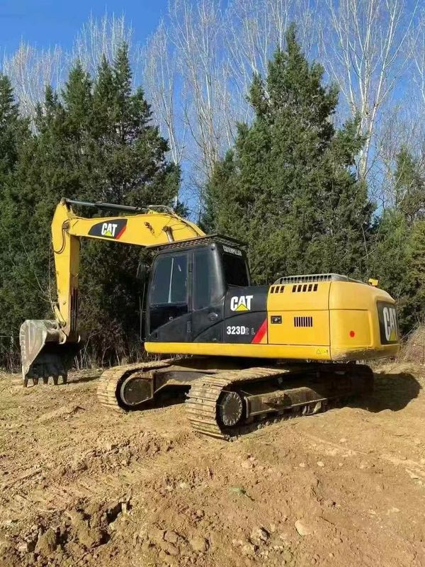 Escavatore usato  323D in ottime condizioni, pronto per lavori pesanti