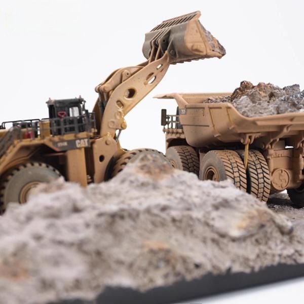 Diecast Masters 1/125 Scale Wheel Loader & Mining Dump Truck Muddy Scene Modello Set 85762