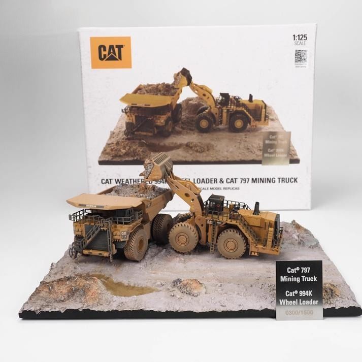 Diecast Masters 1/125 Scale Wheel Loader & Mining Dump Truck Muddy Scene Modello Set 85762