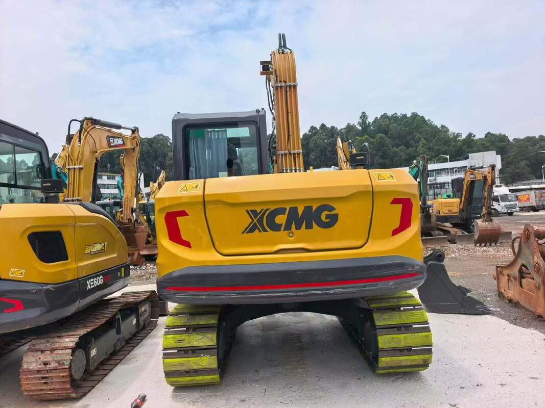 98% Nuovo escavatore XCMG XE75G con pattini in gomma con cesoia idraulica